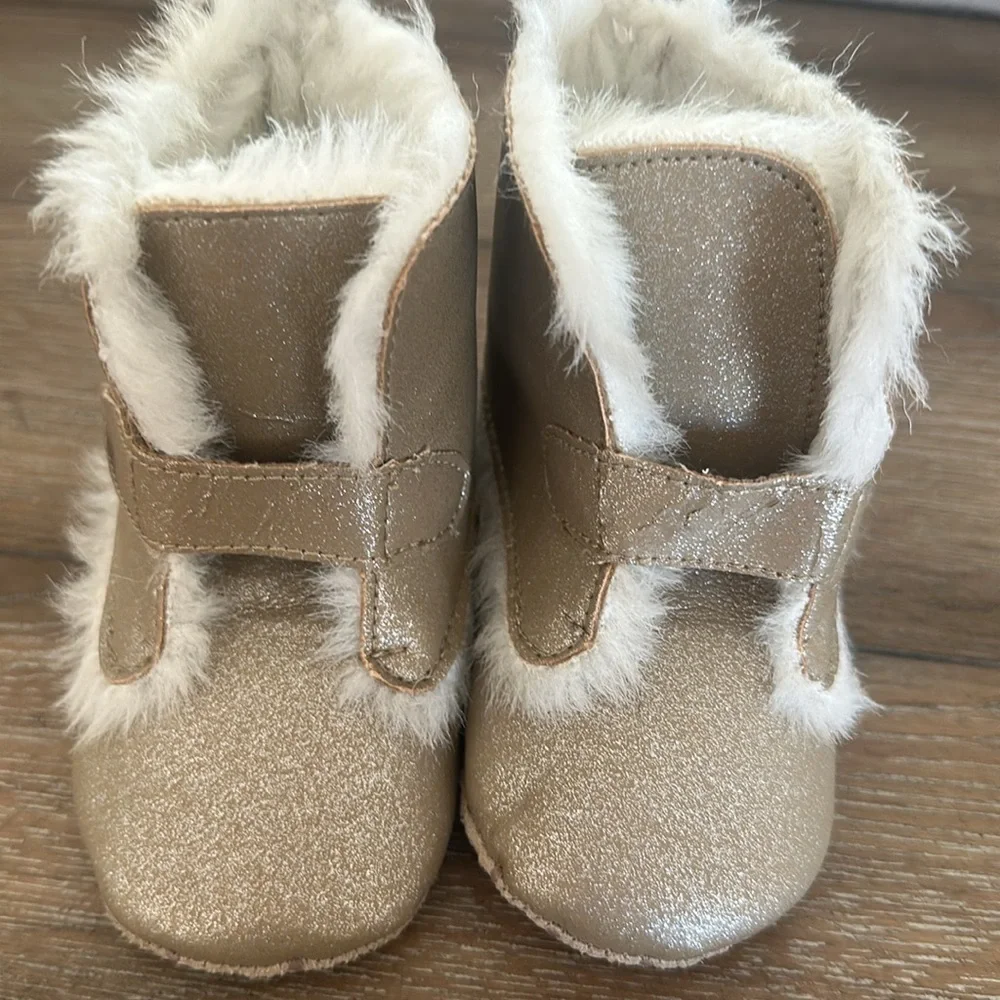 OLD NAVY Baby Girl Gold sparkly Boots w white Faux Fur size 18-24 Months